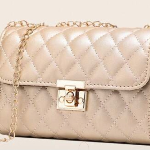 Elegant Gold Quilted Chain Bag - Picture 3 of 17